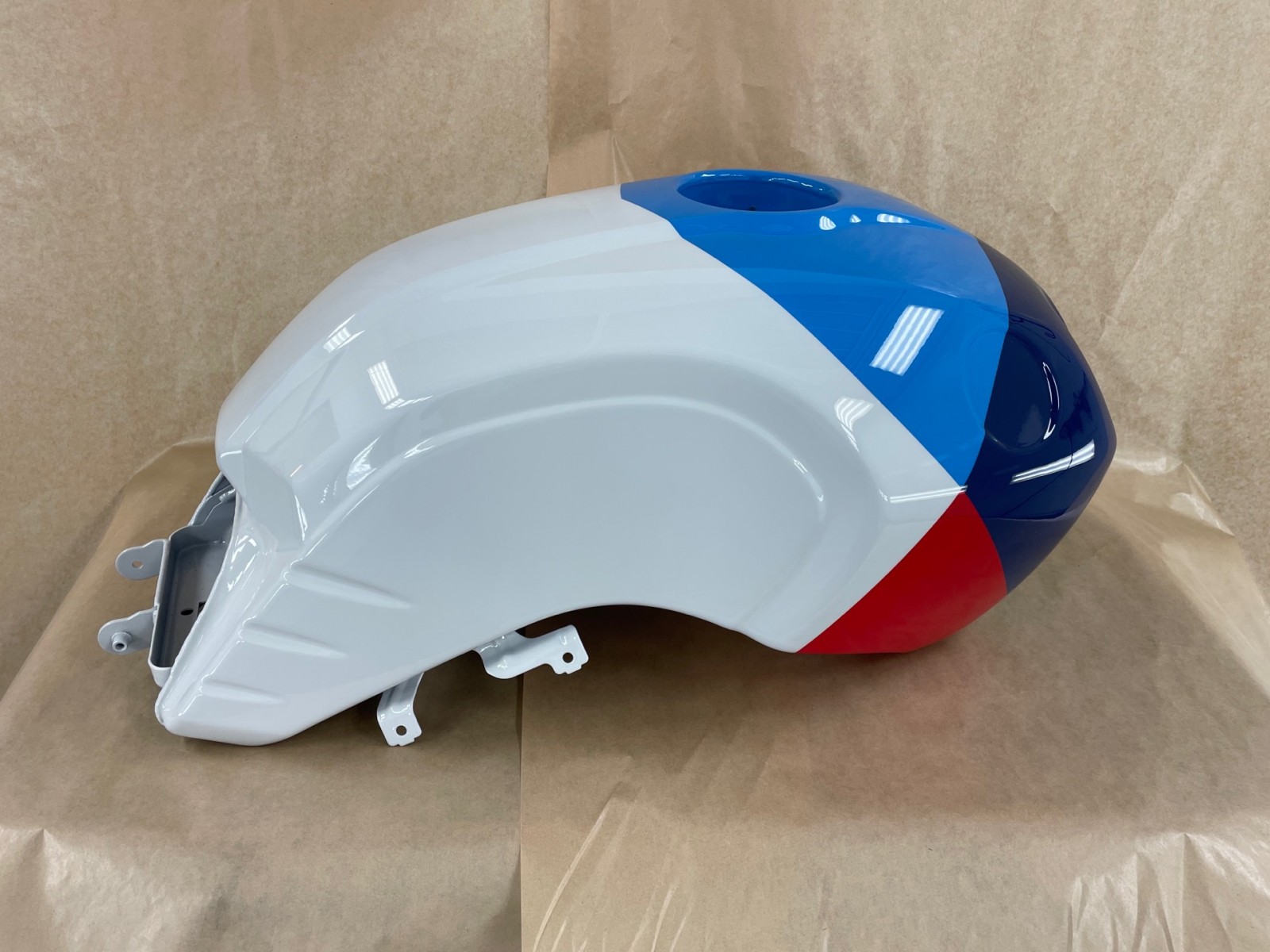 Personnalisation réservoir moto BMW  Ninety à la Ciotat