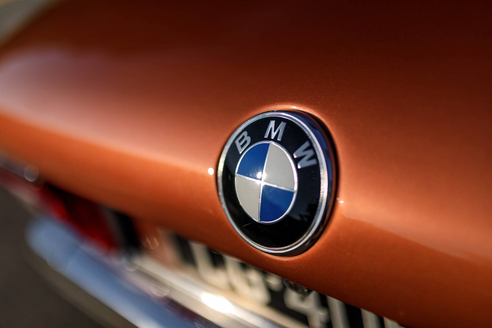 Vue sur le coffre arrière de la BMW Série 5 E12 restaurée par l'Antirouille