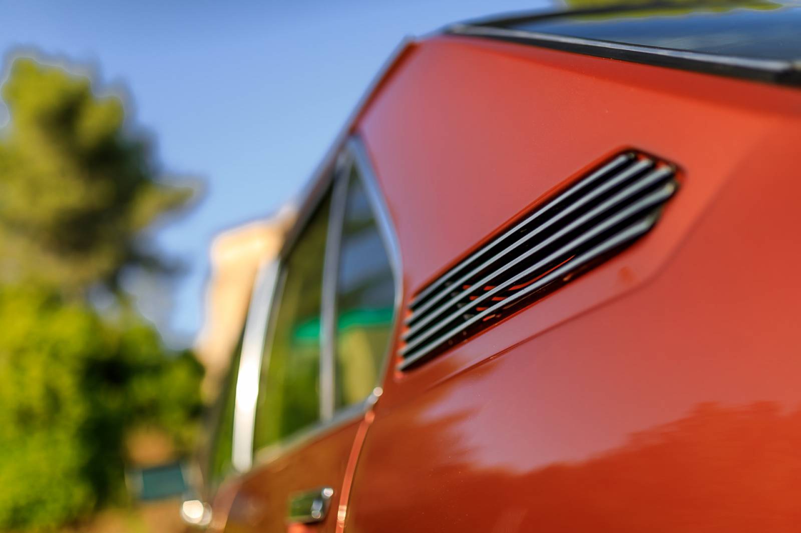 Vue sur le montant C de la BMW Série 5 E12 restaurée par l'Antirouille
