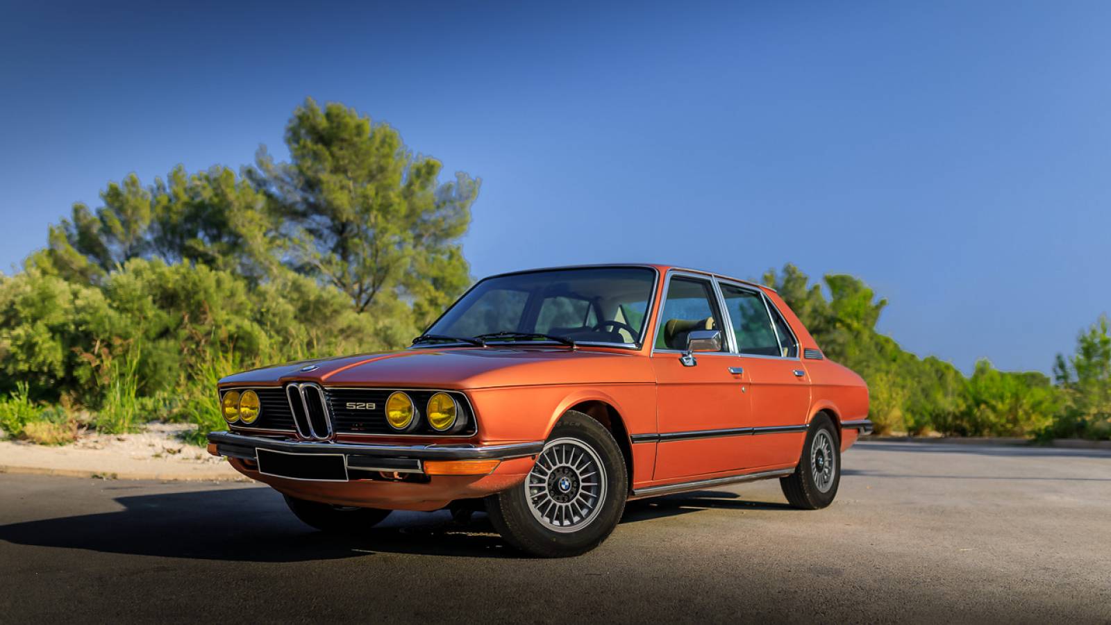 Vue 3-4 avant de la BMW Série 5 E12 restaurée par l'Antirouille