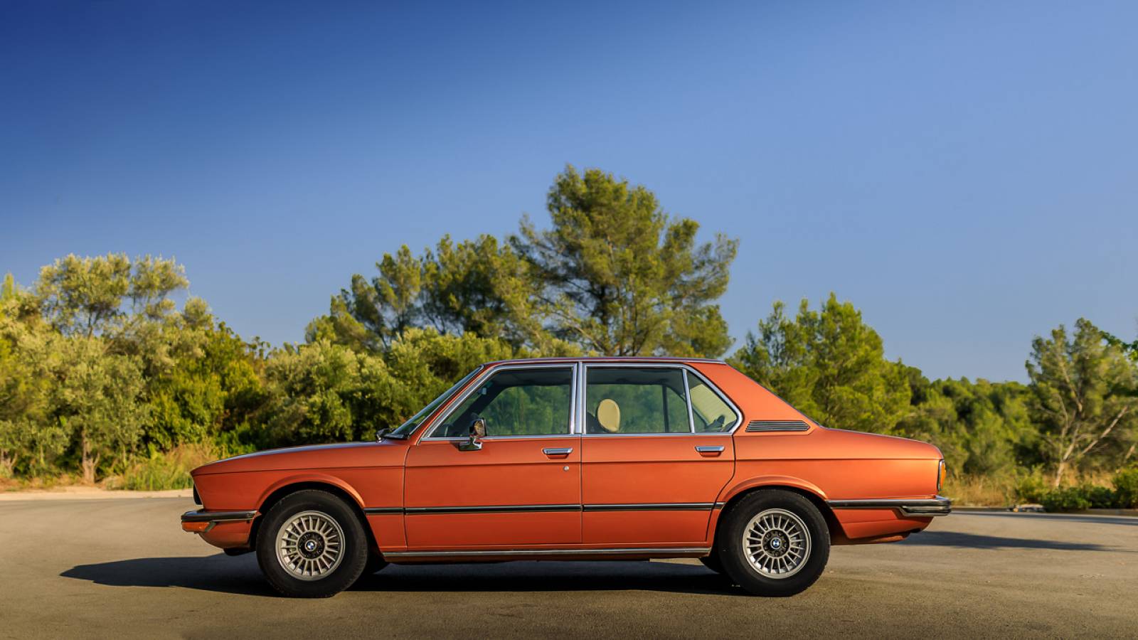 Vue de profil sur la Série 5 E12 restaurée par l'Antirouille