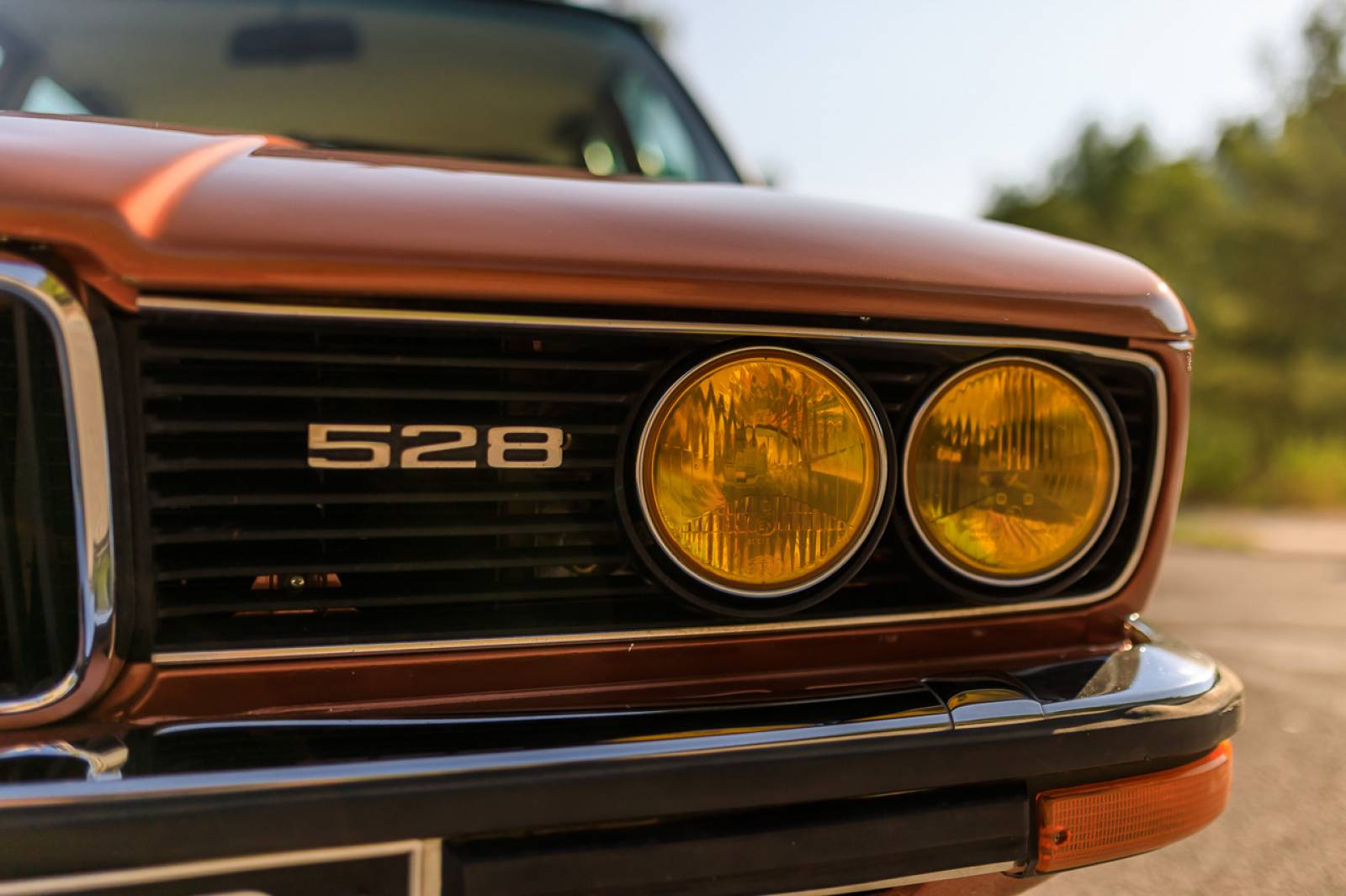 Face avant de la BMW Série 5 E12 restaurée par l'Antirouille