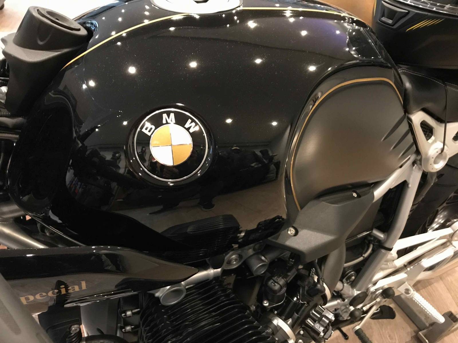 BMW Moto store Docks Custom