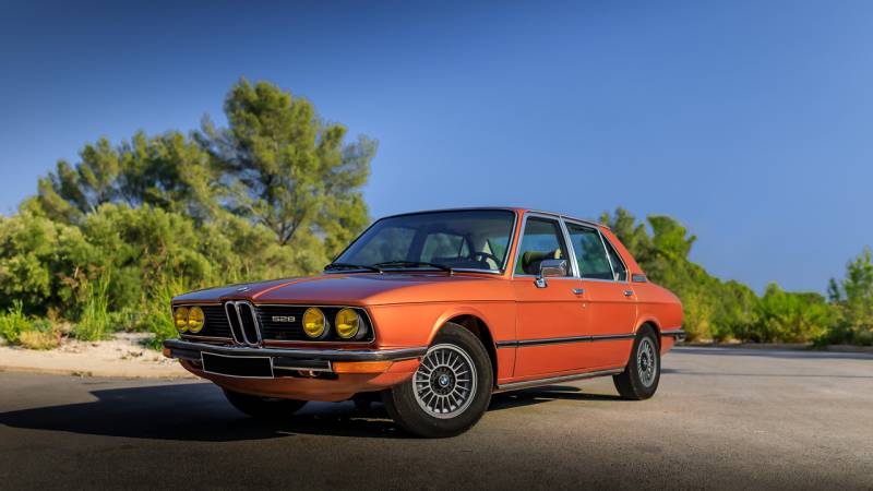 Vue 3-4 avant de la BMW Série 5 E12 restaurée par l'Antirouille