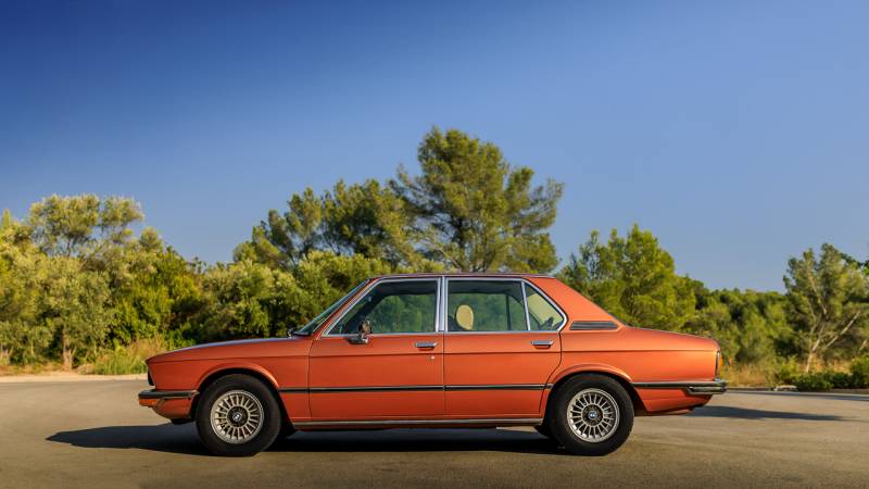 Vue de profil sur la Série 5 E12 restaurée par l'Antirouille