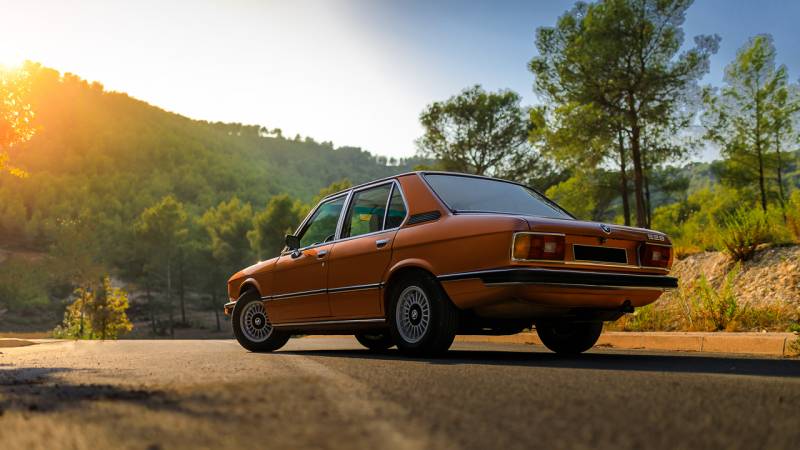 Vue arrière de la BMW Série 5 E12 restaurée par l'Antirouille