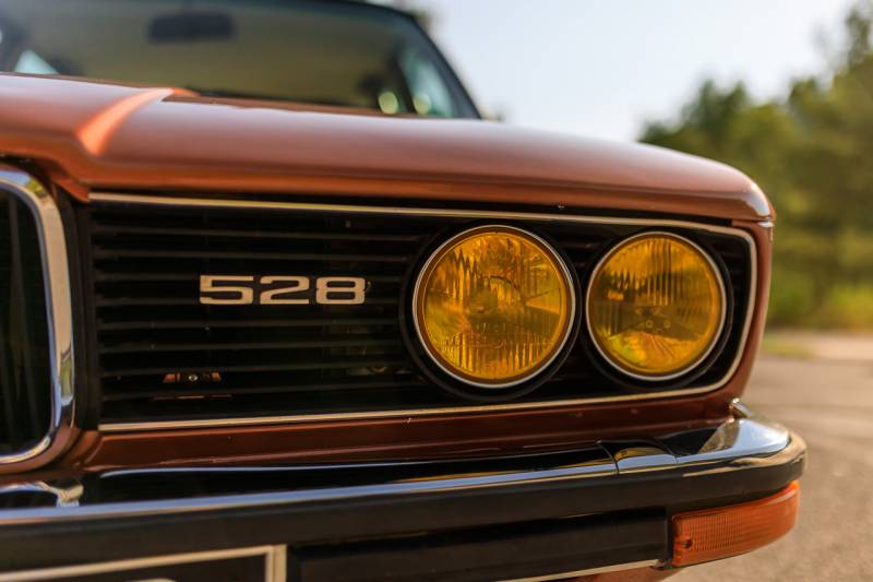 Face avant de la BMW Série 5 E12 restaurée par l'Antirouille